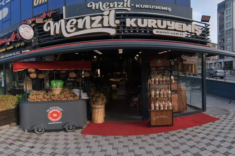 Bursa'da bir kuruyemişçinin dış cephesi